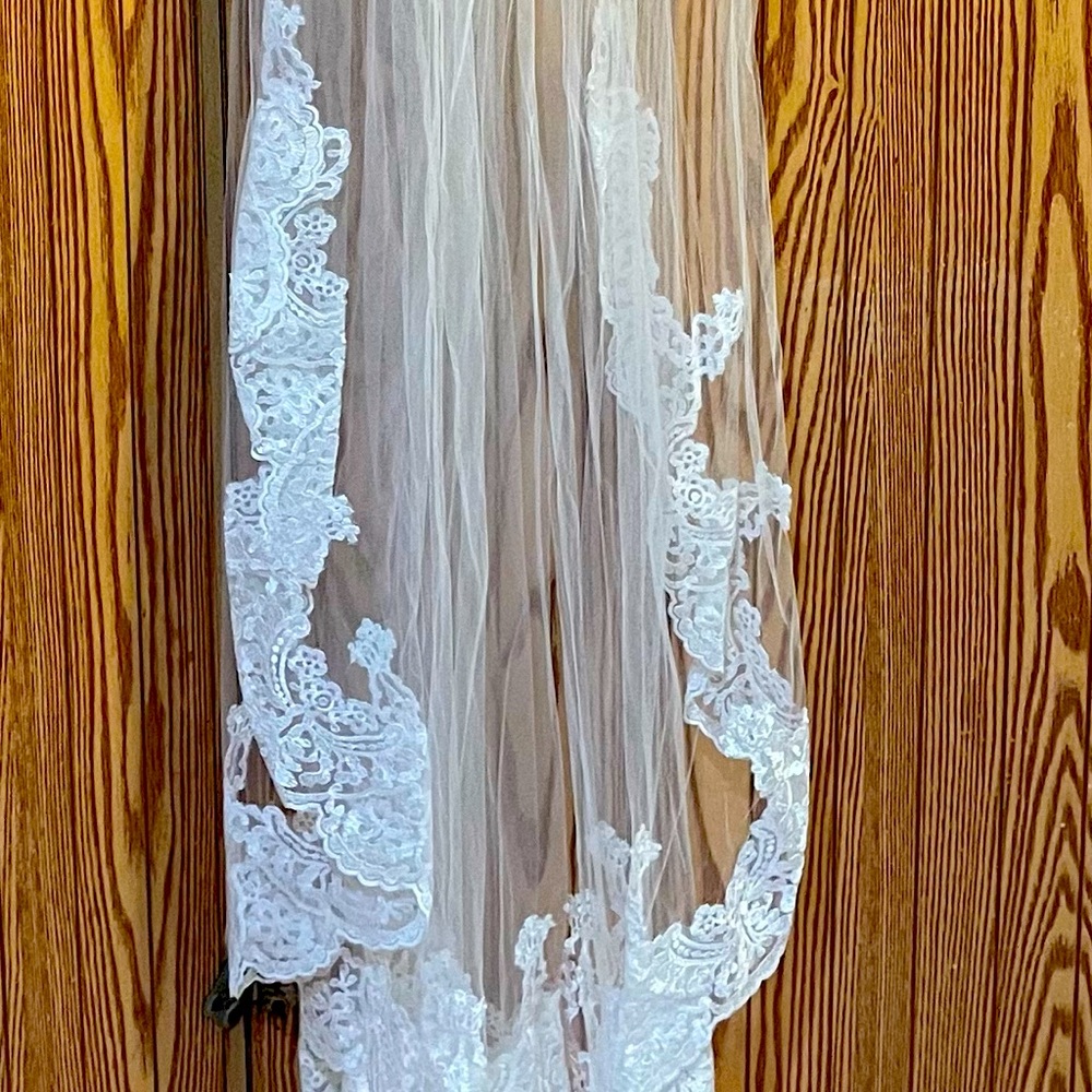 Oleg Cassini NWT Elegant White Lace Walking Bridal Veil